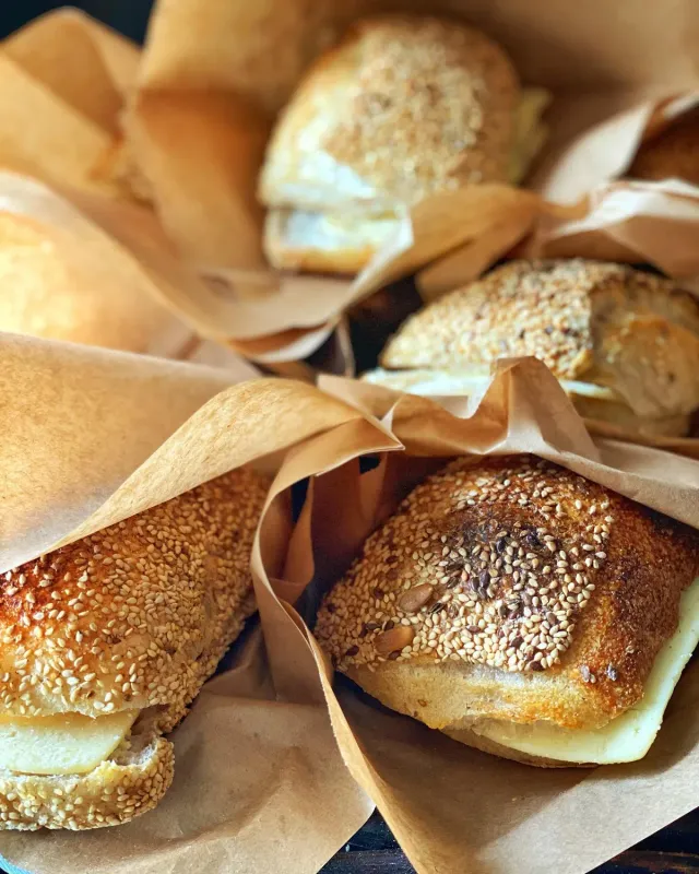 Hart Bageri Bun morgenbolle med smør og ost
